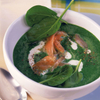 Spinatcremesuppe mit Lachsstreifen