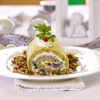 Peterli-Biskuit-Roulade mit Schinken-Meerrettich-Füllung
