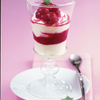 Weißes Schokolademousse mit Himbeeren
