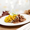Rehpfeffer Jägerart mit Kürbisspätzle von Micha Schärer
