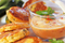 Petits gâteaux de courgette à la sauce aux poivrons