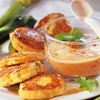 Gebratene Zucchiniplätzchen auf Paprikasauce 
