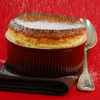 Saurer Rahm Soufflé mit Himbeersauce