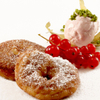 Gebackene Apfelradl mit Preiselbeermousse