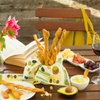 Speck-Grissini mit Avocado Dip