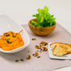 Joghurtdip mit Süßkartoffeln und gerösteten Kürbiskernen