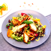Pouletbrust im Sesammantel auf Curry-Orangen-Salat
