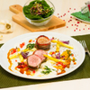 Schweinemedaillons im Speckmantel auf Spargel-Rahm-Ragout