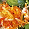 Spinat-Karotten-Salat mit Sanddorndressing