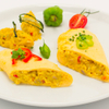 Mit Hühnercurry gefülltes Reisomelette