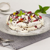 Stracciatellapavlova mit Zwetschkencreme
