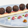 Ziegenfrischkäse-Mohn-Pralinen auf Portweincreme und Blätterteiggebäck