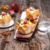 Strudelteigtörtchen mit Vanillecreme und Himbeeren
