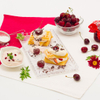 Waffeln mit Vanillecreme und Kirschen