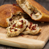 Griechisches Brot mit Feta und Oliven