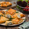 Mit Feta und Spinat gefüllte Blätterteigtaschen