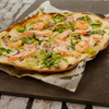 Flammkuchen mit Lachs und Garnelen