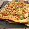 Pizza mit Waldpilzen und Speck