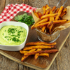 Koriander-Mayonnaise mit Süßkartoffel-Fritten