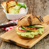 Mediterraner Burger mit Halloumi und Avocado-Dip