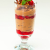 Schokoladecreme mit Kirschen / Dessertkonzept