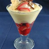 Aufgeschlagene Vanillepuddingcreme mit Erdbeere