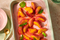 Erdbeermousse mit weißer Schokolade und Pfirsichen - GUSTO 
