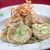 Knödel à base de bretzel farcis au poireau et au fromage et chou blanc à la crème