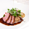 Winterlicher Blattsalat mit Apfel-Preiselbeer-Dressing und Entenbrust